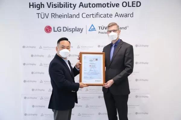 LG 顯示車用 OLED 獲德國萊茵 TÜV 認證
