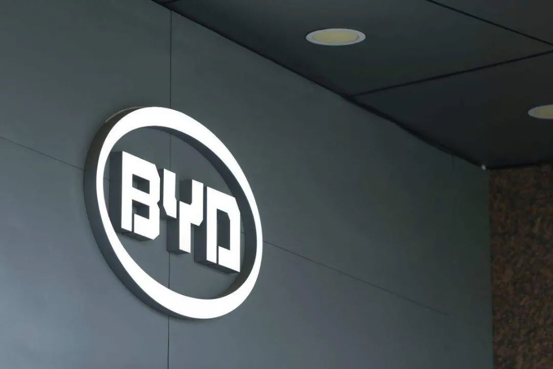 比亞迪中山一期項目已建成大型玻璃蓋板自動化生產線，現已進入打樣試產階段