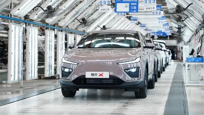 搭載15.6寸屏，哪吒X首批量產(chǎn)車下線