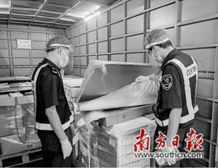 深圳皇崗海關查獲進境“洋垃圾”偏光片逾6噸