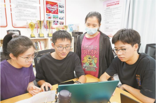 這支學(xué)生團隊不簡單！將柔性屏折疊壽命提升四倍 有望在今秋量產(chǎn)